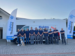 Das Team von Elektro Theobald GmbH posiert vor dem Firmengebäude