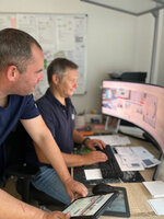 Ein Austausch am PC über die Arbeit