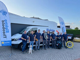 Das Team von Elektro Theobald GmbH steht vor dem Firmengebäude
